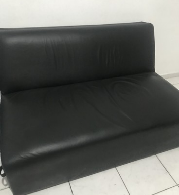  A) 01 (um) sofá em “courvin” preto, com 03 lugares, avaliado em R$ 1.300,00;B) 01 (um) sofá em “courvin” preto, com 02 lugares, avaliado em R$ 500,00;C) 01 (uma) mesa de centro em madeira e vidro, avaliada em R$ 600,00;D) 01 (uma) poltrona em camurça cinza, avaliada em R$ 359,00;E) 01 (um) tele